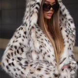 Lang frakke med hætte i leopardprintet kunstpels