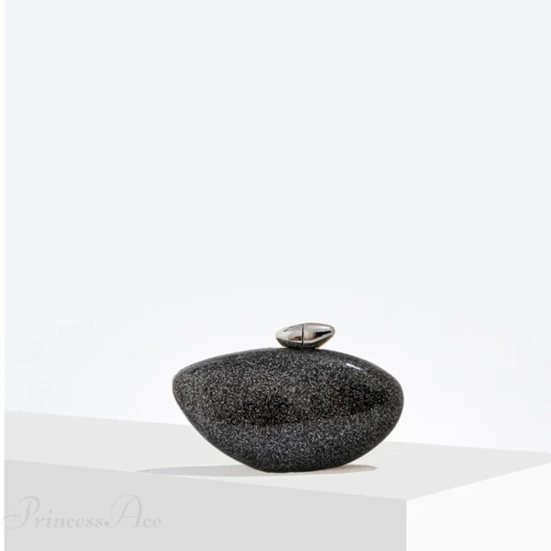 Æggeformet aftenhåndtaske i akryl i designerstil med en pung i perlemor.