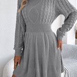 Kraftig strik minikjole med rund hals og snoet talje