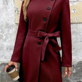 Mellemlang, enkeltradet frakke i en uldblanding