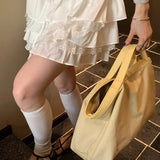 Hvid A-formet miniskørt med flæser og høj talje