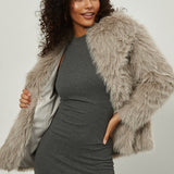 Vinterfrakke med hakkede reverser i kunstpels