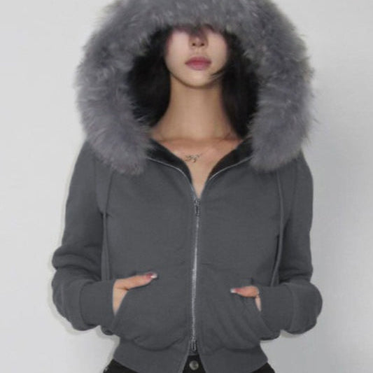 hættejakke med pelskant og lynlås i taljen