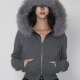 hættejakke med pelskant og lynlås i taljen