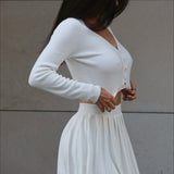 Sexet todelt sæt bestående af en crop top i mesh og en nederdel