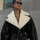 Elegant læder- og pelsfrakke med original lynlås