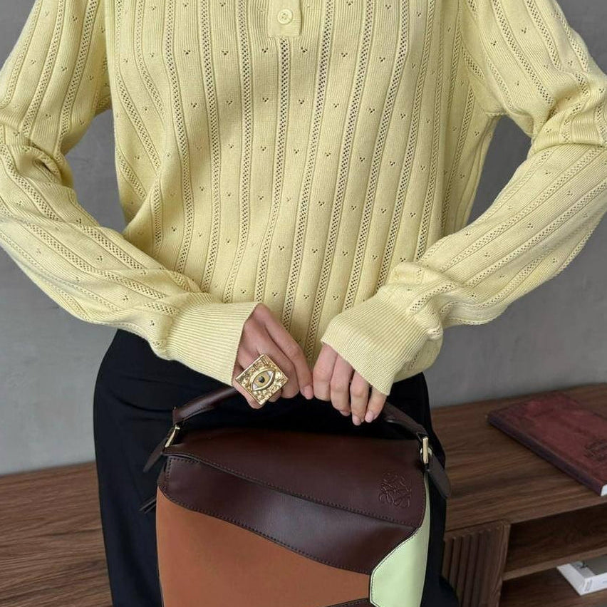 Løstsiddende bluse med jacquard-polokrave og lange ærmer