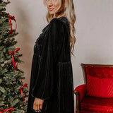 Løstsiddende minikjole i fløjl med udskæringer og bundet talje