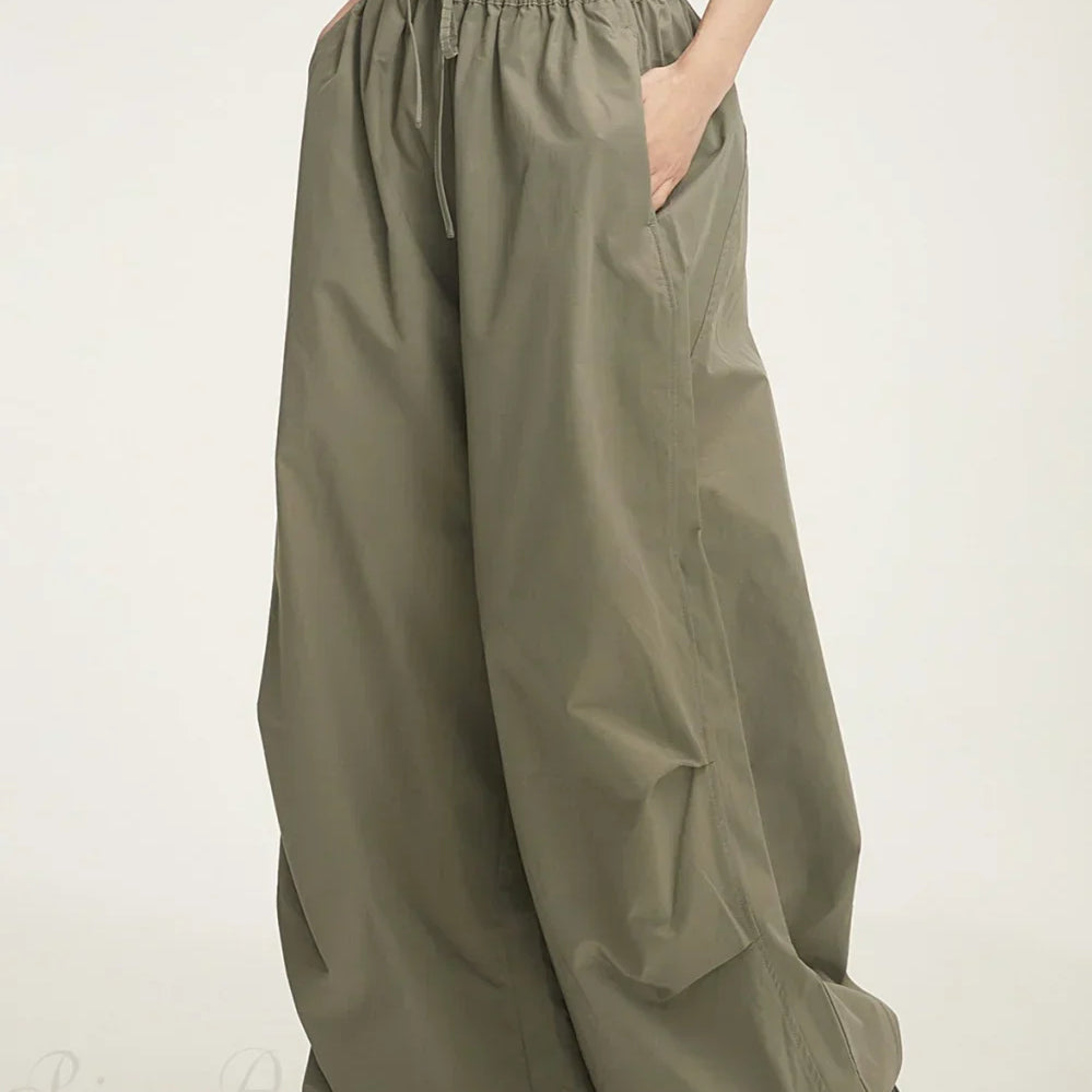 Afslappede cargobukser med atletisk elastisk linning