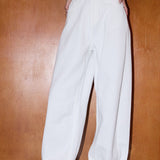 Højtaljede jeans med vide ben og metalliske detaljer