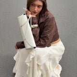 Abrikosfarvet nederdel med flæser og elegant blondekant