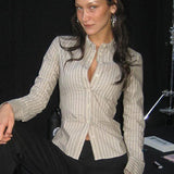 Elegant stribet bluse med off-shoulder design, tætsiddende snit.