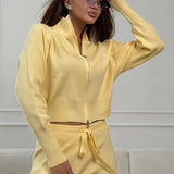 Todelt, tætsiddende striksæt med tovejslynlås for komfort på farten