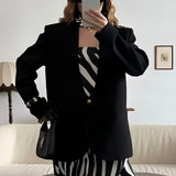 En tætsiddende, enkeltradet blazer med almindelige skuldre