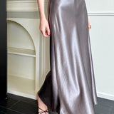 Højtaljet, draperet nederdel med fiskehalekant