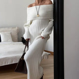 Elegant og minimalistisk off-shoulder maxikjole i ensfarvet strik