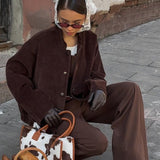 Jakke med opretstående krave og enkeltradede knapper