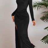 Elegant aftenkjole i rynket fløjl med lange ærmer og tætsiddende slids i taljen