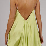 Sexet aftenkjole med kædedetalje og dybt åben ryg