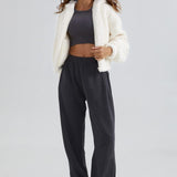 Kort jakke med lynlås og en blød hætte