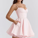 Mini aftenkjole med pufærmer og spaghettistropper