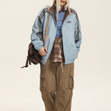 Vendbar jakke med opretstående krave og farveblokke