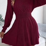 Kraftig strik minikjole med rund hals og snoet talje