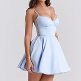 Mini aftenkjole med pufærmer og spaghettistropper