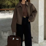 Kort uldfrakke med minimalistisk revers