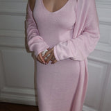 Todelt sæt: blød, åbenstrikket tankkjole og langærmet cardigan