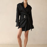 Ensfarvet minikjole med lange ærmer og tætsiddende talje