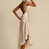 Elegant satin aftenkjole med rygløs slids