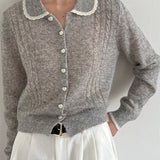 Let strikket uldcardigan med blondekrave fra Peter Pan