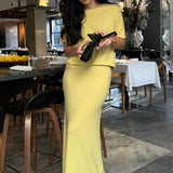 Minimalistisk striknederdel og kortærmet nederdelsæt