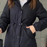 Fritids- og udendørssportsjakke med justerbar snøre i taljen, ideel til bjergbestigning og udendørsaktiviteter.