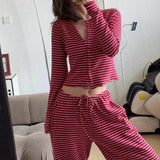 Romantisk sæt med to dele og minimalistiske striber