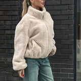 Kort jakke i imiteret pels med opretstående krave