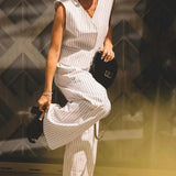 Todelt kontorsæt: hvide, ærmeløse bukser med V-hals og print