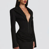 Kort, tætsiddende kjole med dyb V-udskæring og markeret talje, ensfarvet