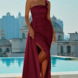 Asymmetrisk aftenkjole med én skulder og slids