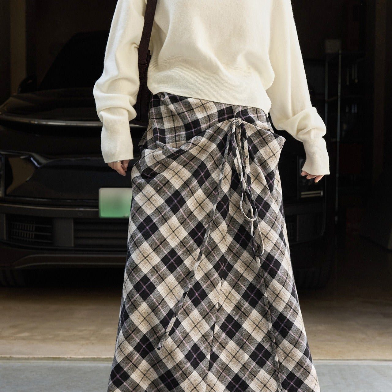 Asymmetrisk midi-nederdel med farveblok og ternet snit