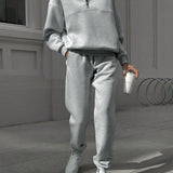 Damesæt i to dele – Blød strik – Afslappet pasform – Langærmet top med lynlås og smalle bukser