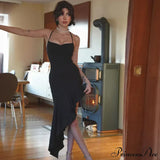 Elegant ærmeløs sommer-midikjole med flæser og åben ryg, pyntet med en sløjfe.