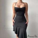 Elegant ærmeløs sommer-midikjole med flæser og åben ryg, pyntet med en sløjfe.