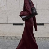 Elegant lang havfruekjole i ensfarvet satin med rund hals