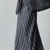 Lang, stribet, højtaljet A-formet nederdel med bindelukning