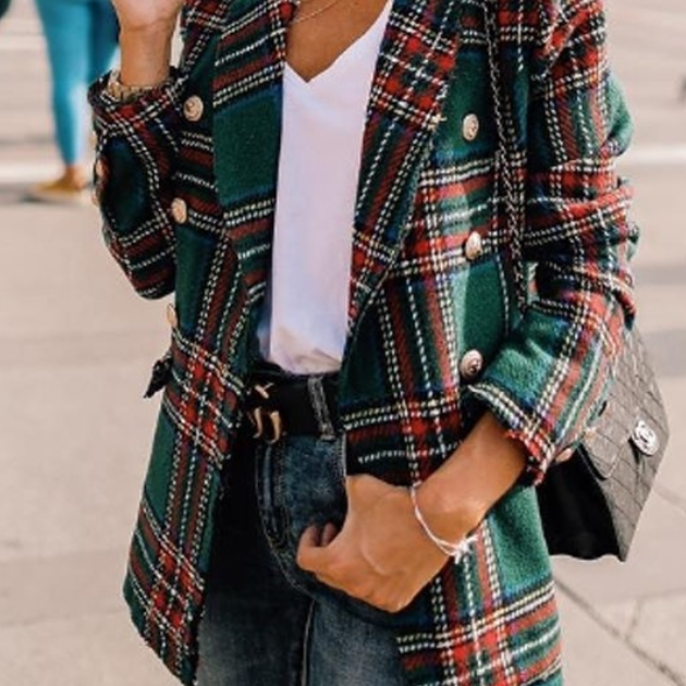 En elegant blazer med flere knapper i ternet tweed