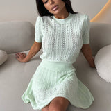 Ensfarvet, åbent, let strikket nederdel og rund hals sæt