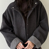 Uldfrakke med opretstående krave og ternede paneler, korte manchetter