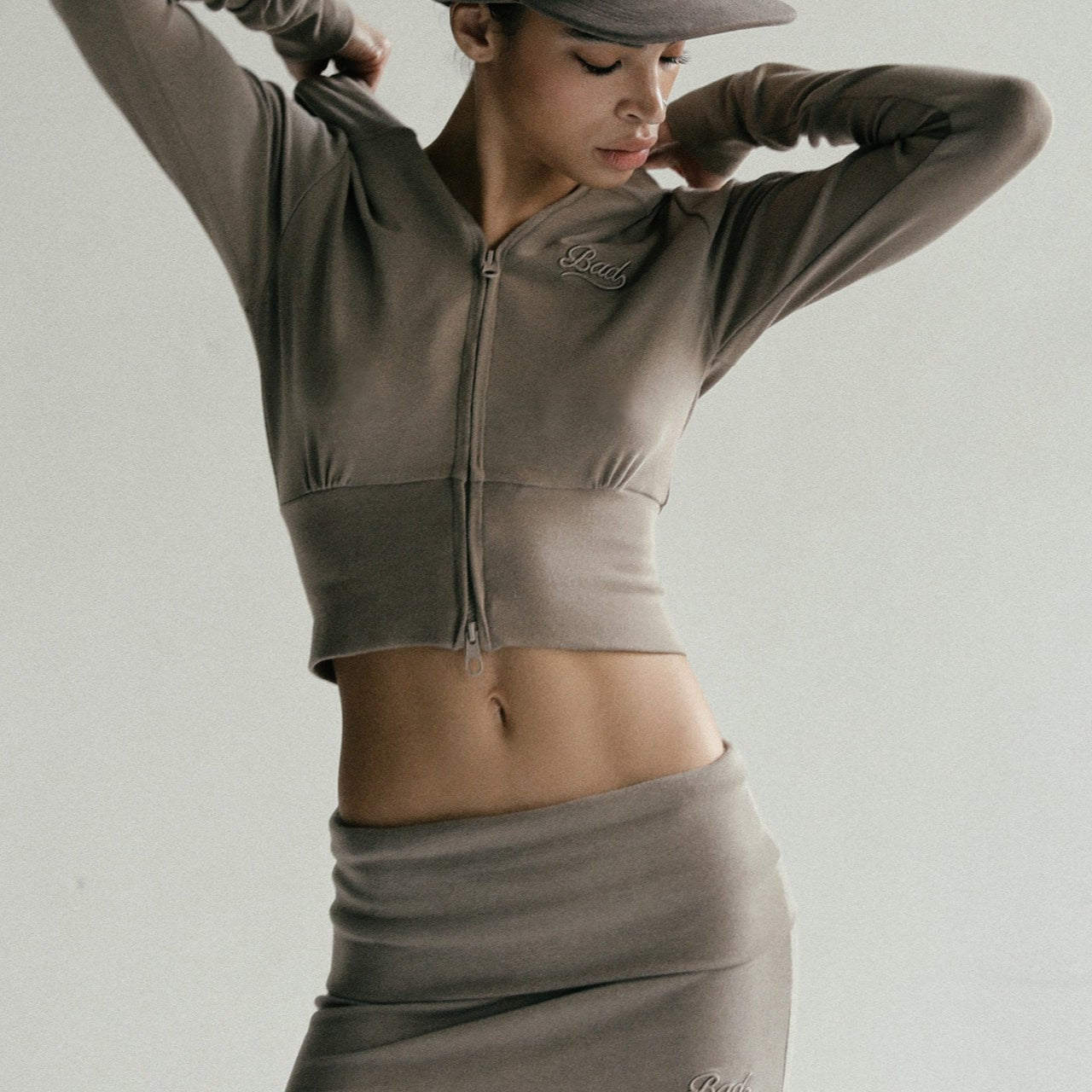 Broderet hættetrøje med lynlås og cropped snit